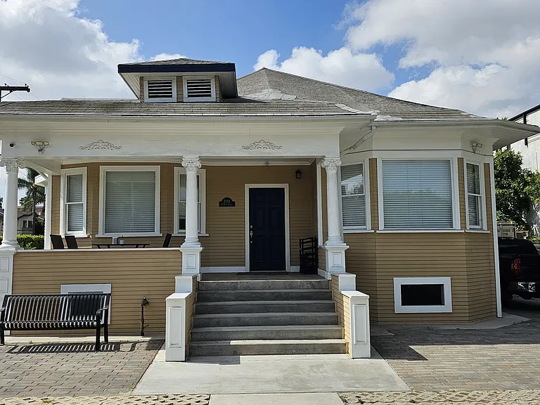 2084 W 24th St — Photo 1