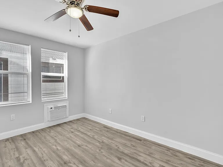 1142 SW 4th St #10 — Photo 7