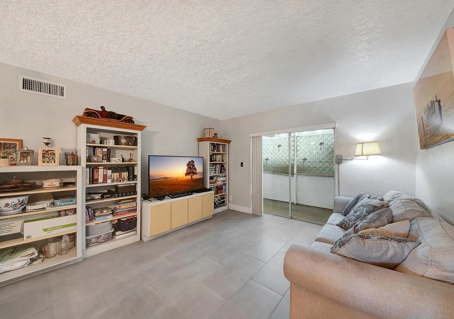 2 bed, 1.0 bath, 894 sqft, $1,800 — Photo 2