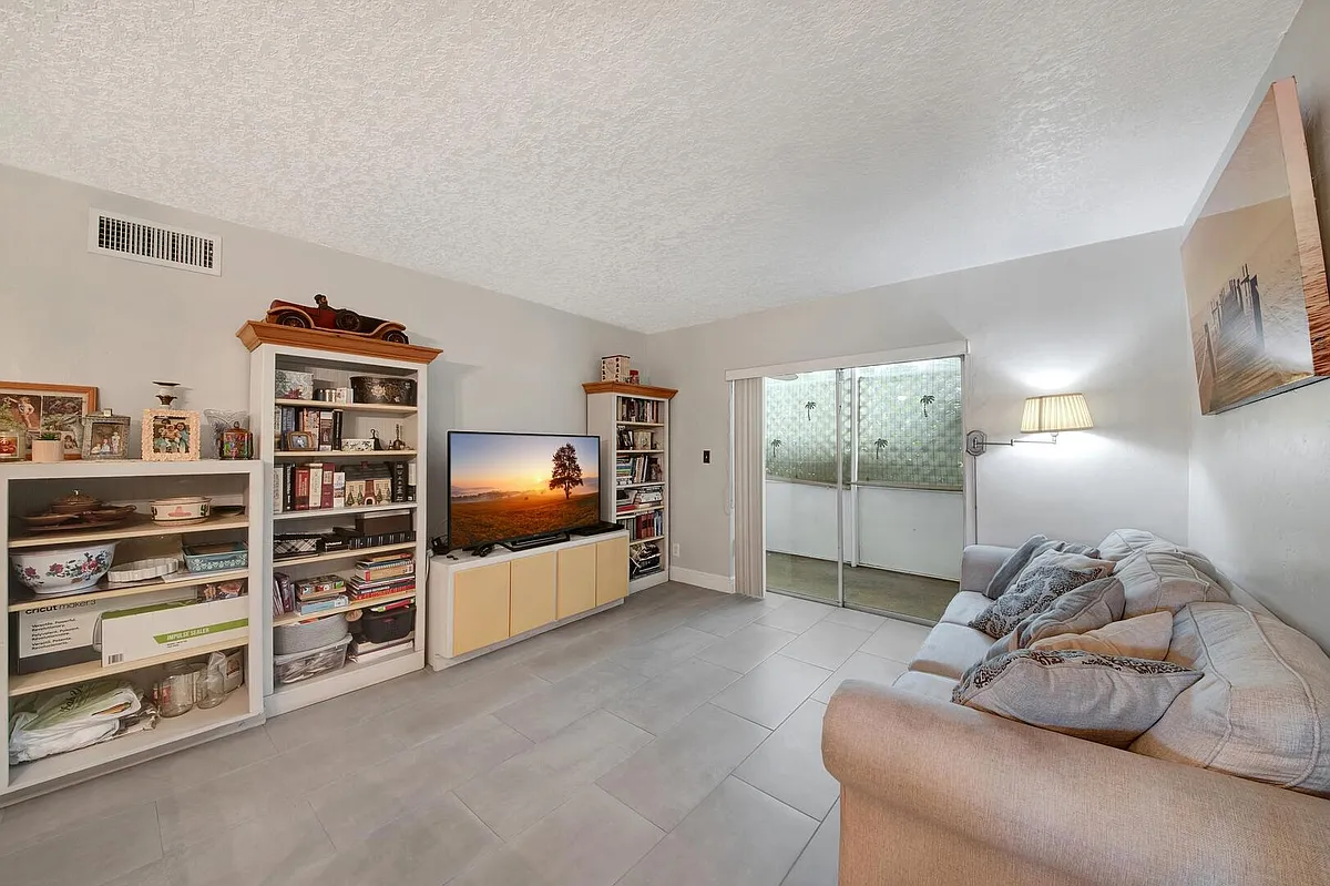 Building Photo - 2812 Garden Dr S #109