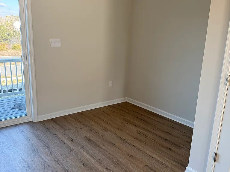 124 Essex Dr — Photo 8