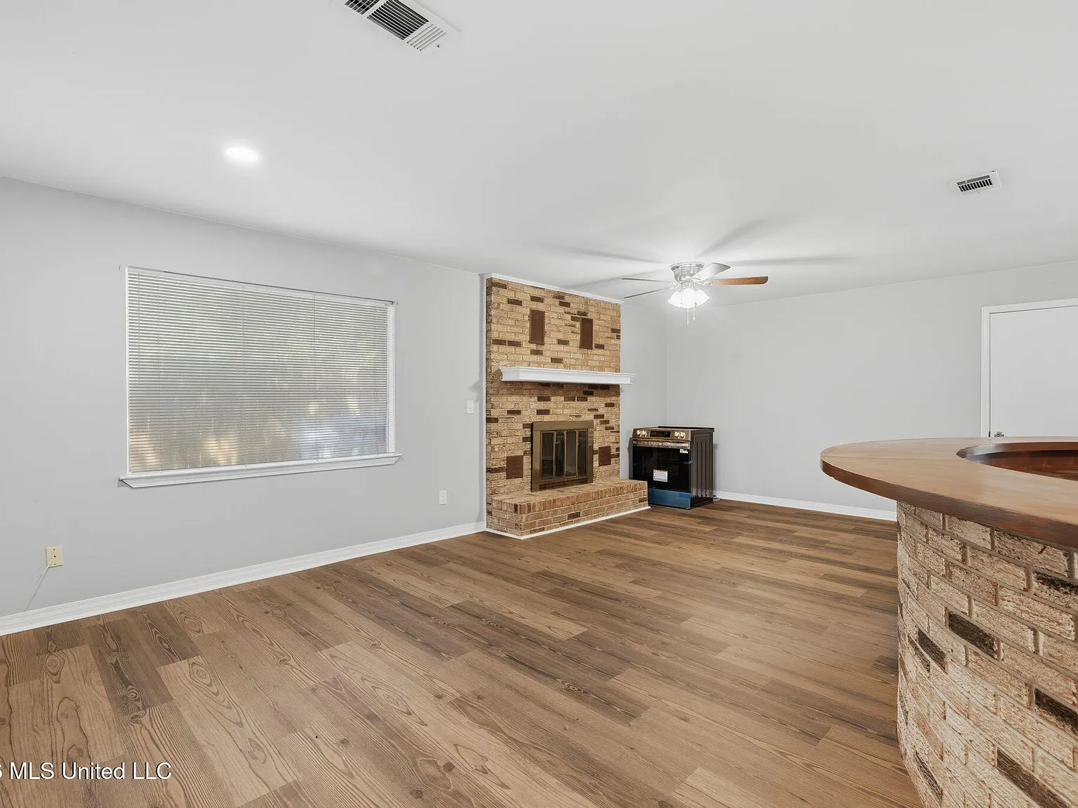 3 bed, 2.0 bath, 1573 sqft, $2,100 — Photo 4