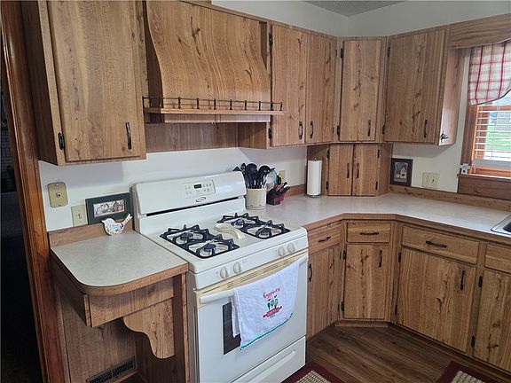 5th image of 301 E Main St