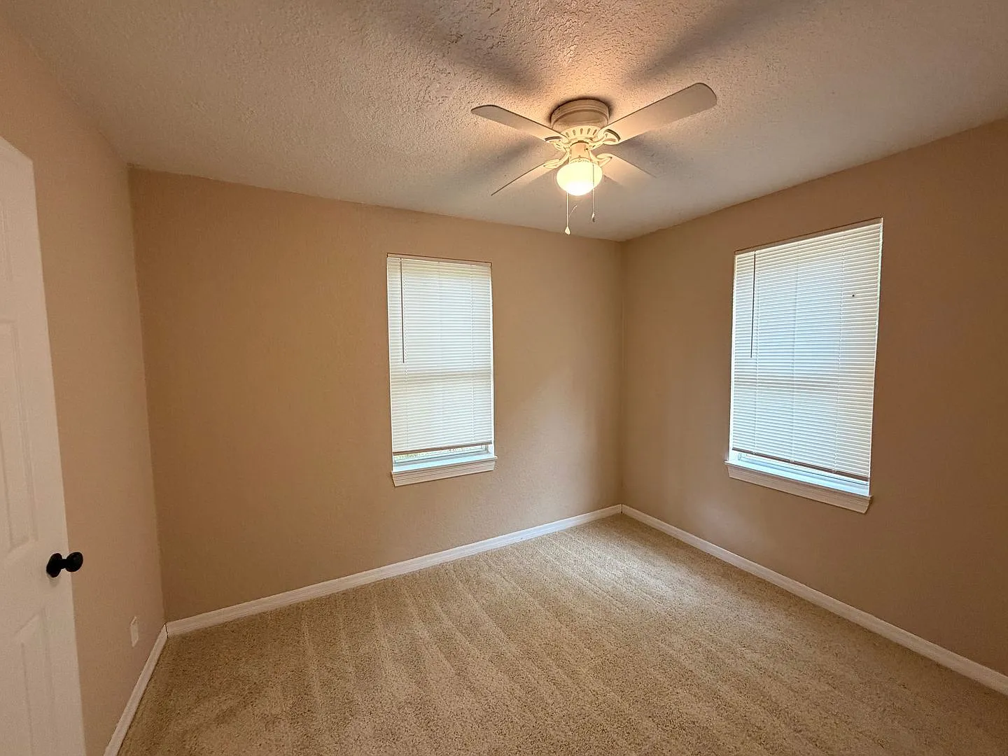 Newly Renovated 2/1 Westside Murray Hill! — Photo 1