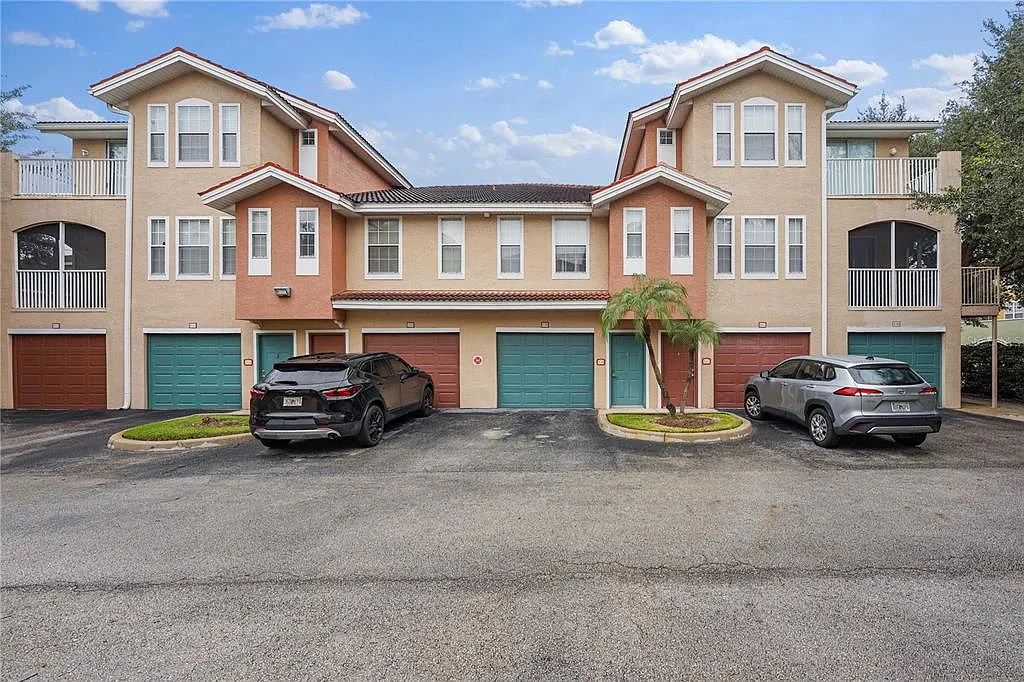 1 bed, 1.0 bath, 895 sqft, $1,490 — Photo 1