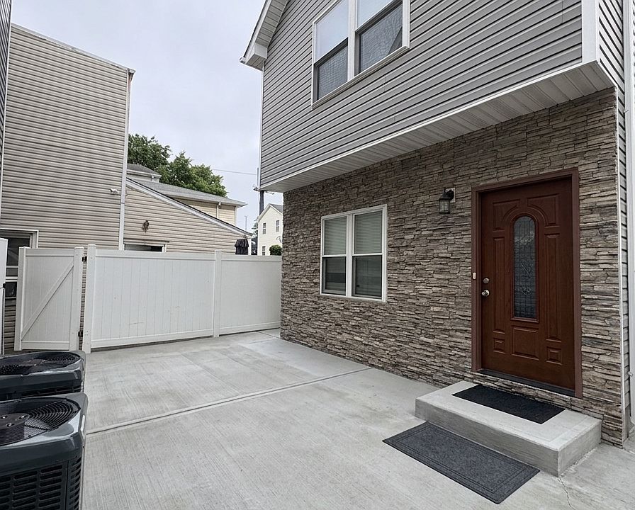 1st image of 331 Bond St #3