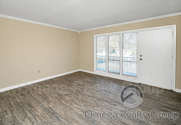 South Court Apartments — Photo 10