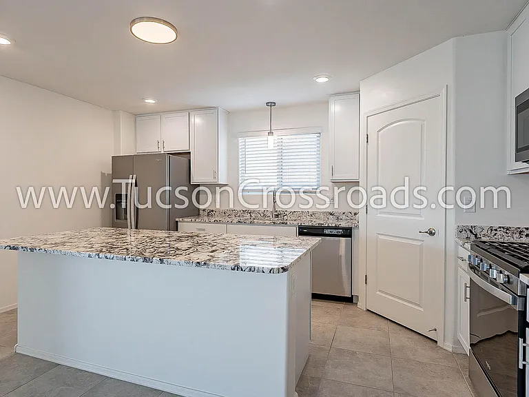 10611 Halsey Dr — Photo 2