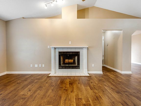 5th image of 2060 Cambridge Cir