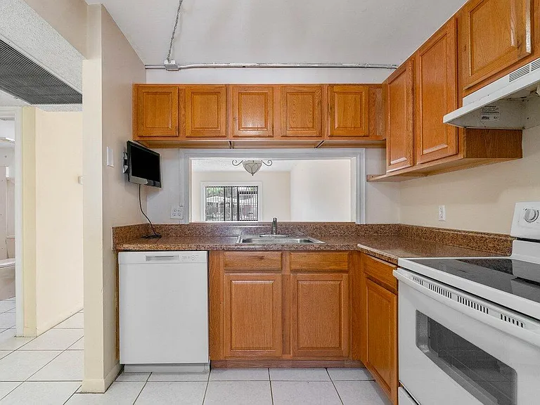 6736 Palmetto Cir S #105 — Photo 9