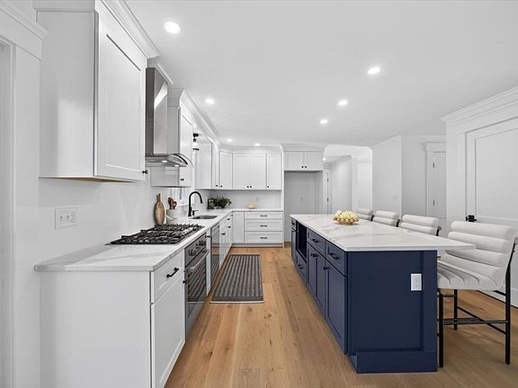 3rd image of 25 Lynn St
