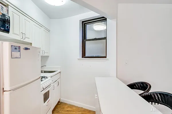 Rented by Anchor Associates | media 26