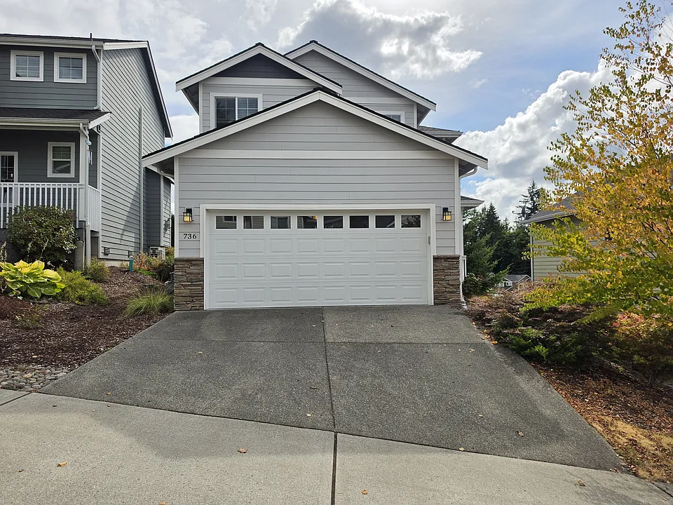 736 Freedom Ct SE