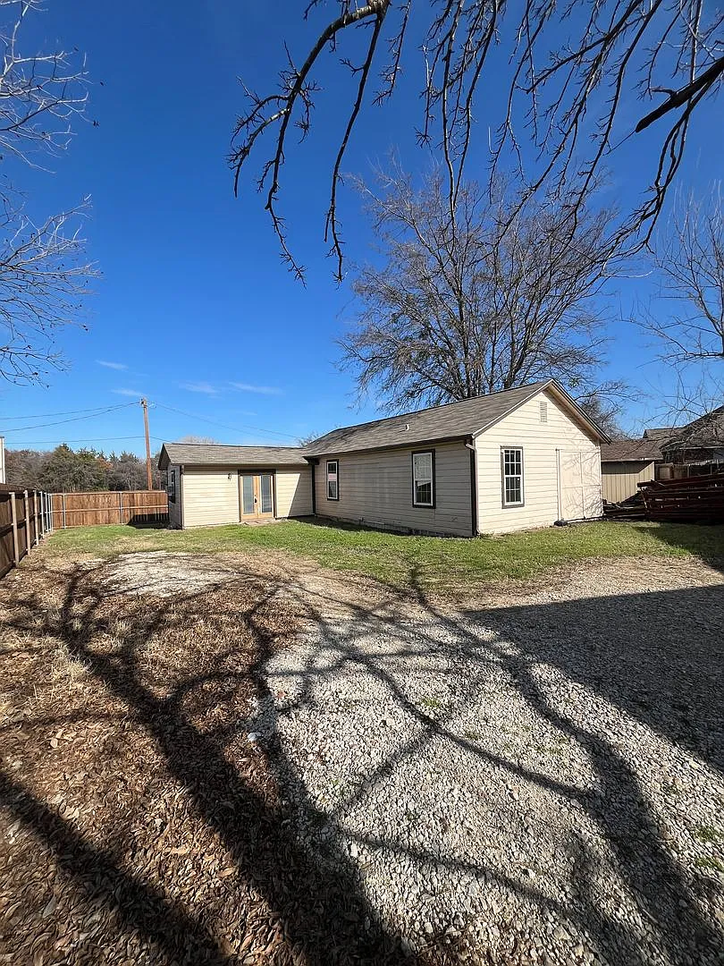 Coming Soon Historic Neighborhood - 2/1 - Pets Welcome - Hardwood Flooring! — Photo 4