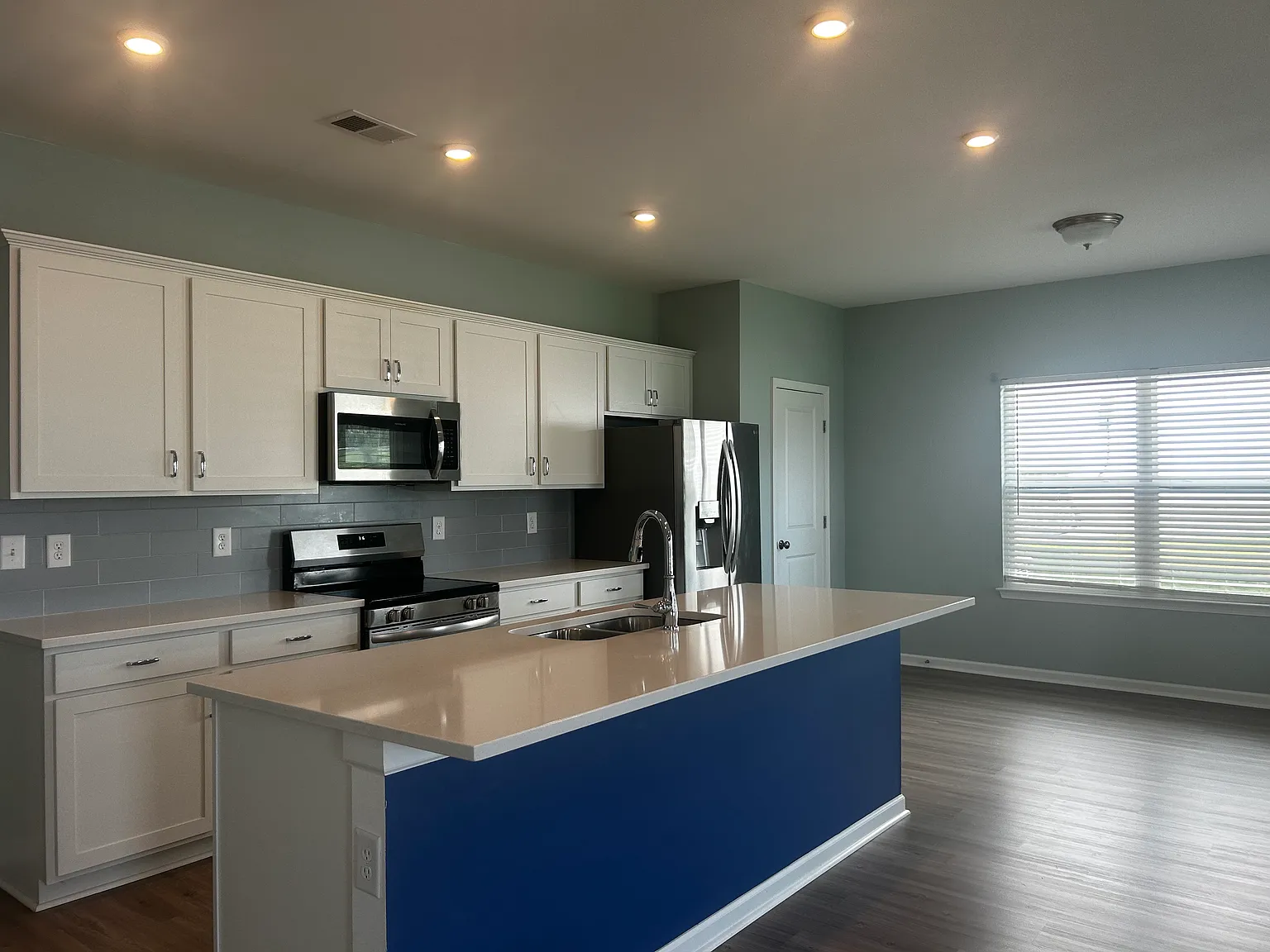 3 bed, 2.5 bath, 1933 sqft, $2,150 — Photo 2