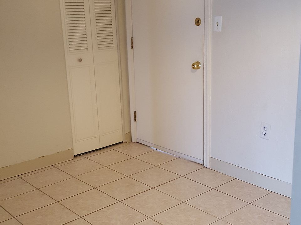 Entrance/dining room 