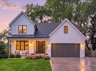 7942 Reinhardt Ln, Prairie Village, KS 66208