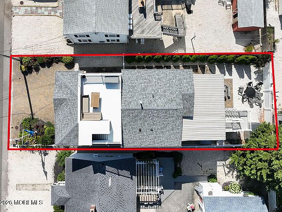 5th image of 214 Iroquois Avenue