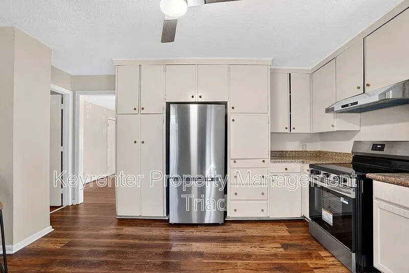 3 bed, 1.5 bath, 1200 sqft, $1,500 — Photo 2