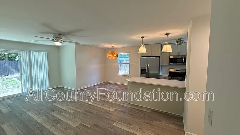 3 bed, 2.0 bath, 1144 sqft, $1,900 — Photo 2