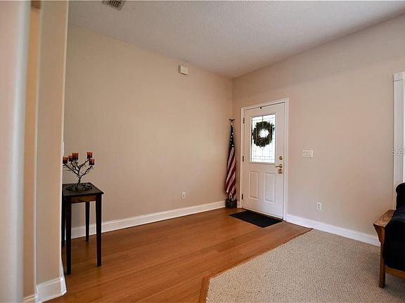 3rd image of 913 Cumberland Cir