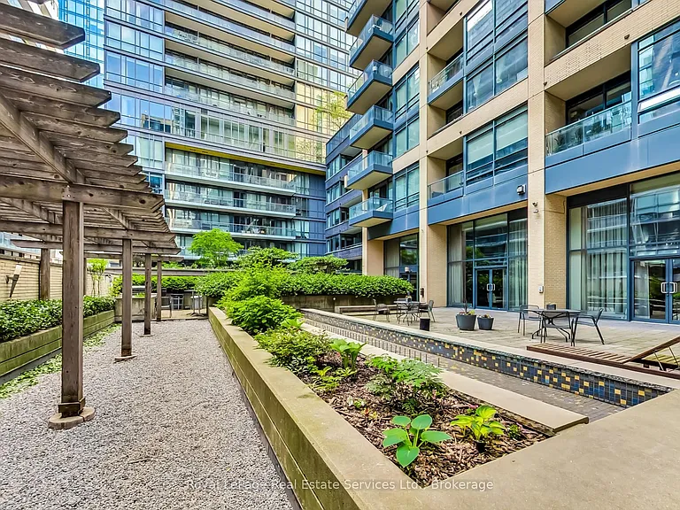 438 King St W #402 — Photo 35