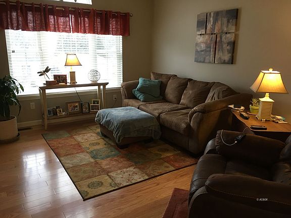 3rd image of 10 Berkley Dr