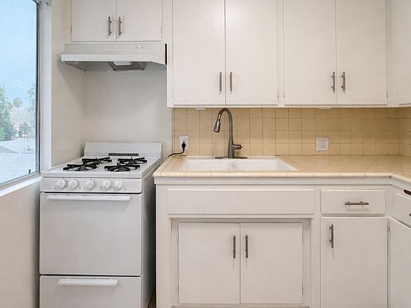4th image of 1147 N Vista St APT 7
