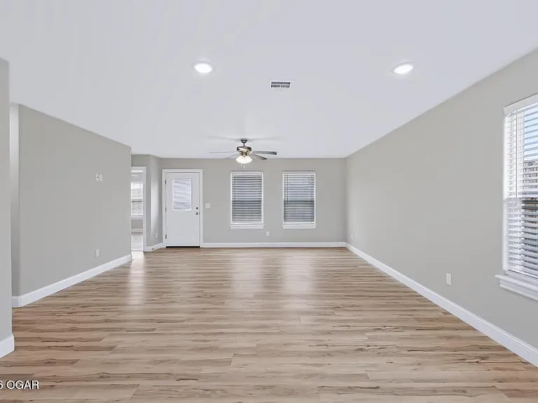 2410 S Jackson Ave — Photo 2