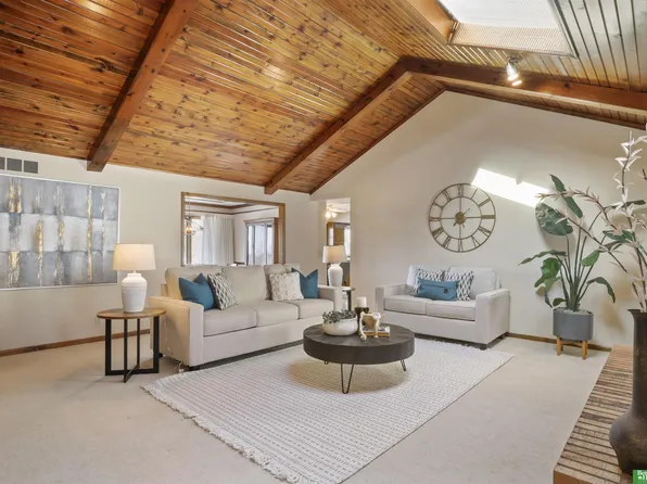 15730 Leavenworth St, Omaha, NE 68118