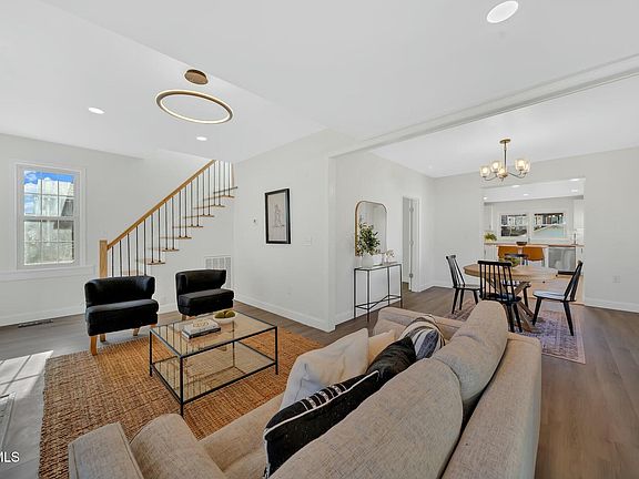 4th image of 113 E 10th Ave