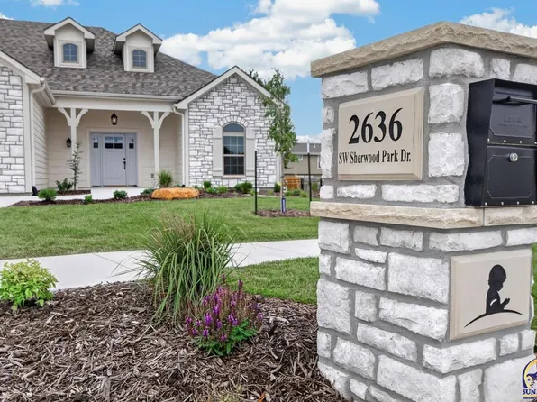 2636 SW Sherwood Park Dr, Topeka, KS 66614