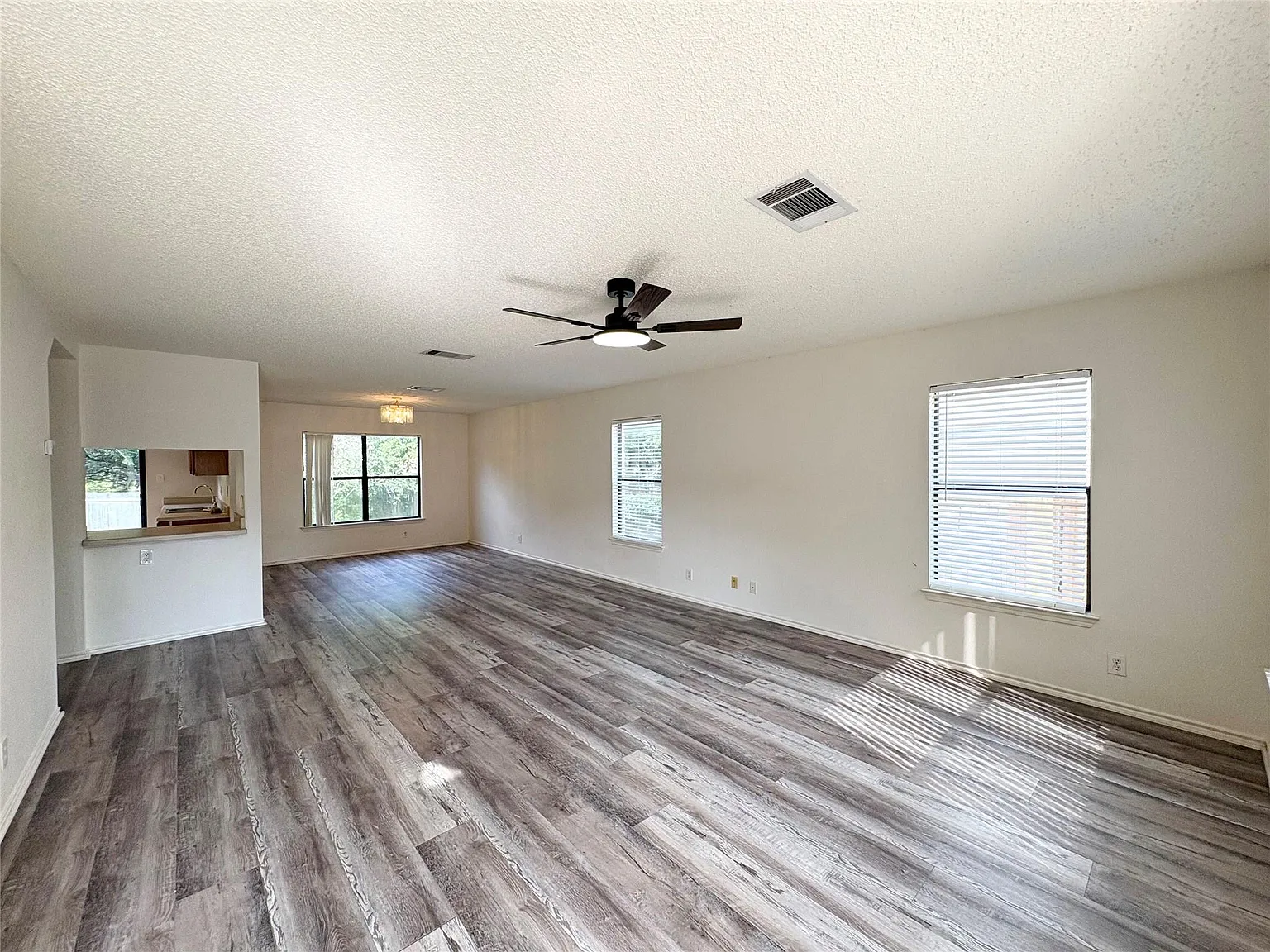 3 bed, 2.5 bath, 2317 sqft, $2,195 — Photo 4