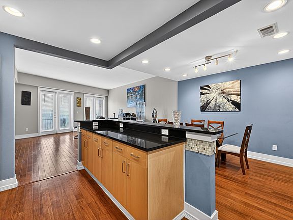 3rd image of 5055 Addison Cir Penthouse 713