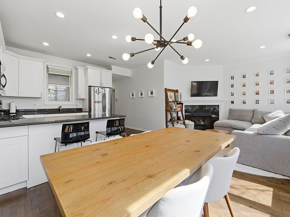 1st image of 1144 W Diversey Pkwy APT 2