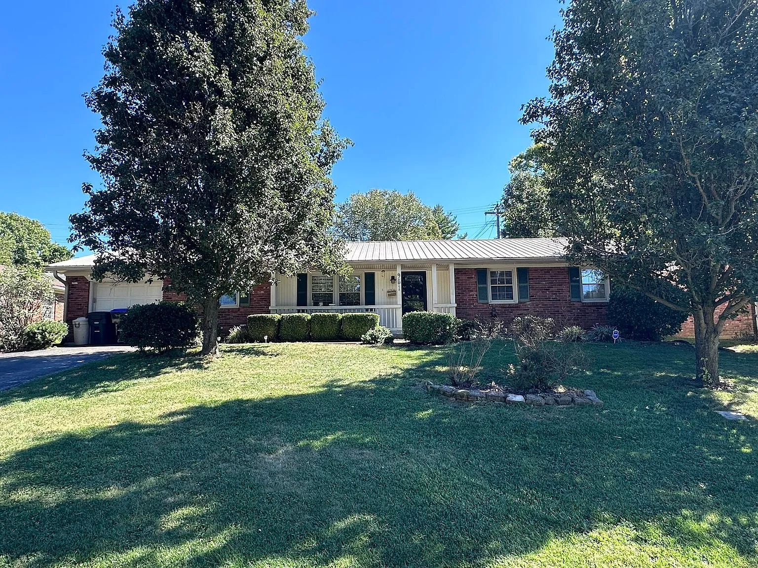 4 bed, 2.0 bath, 2231 sqft, $2,000 — Photo 2