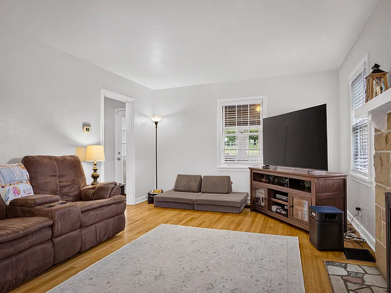 302 Lindsay Rd — Photo 11