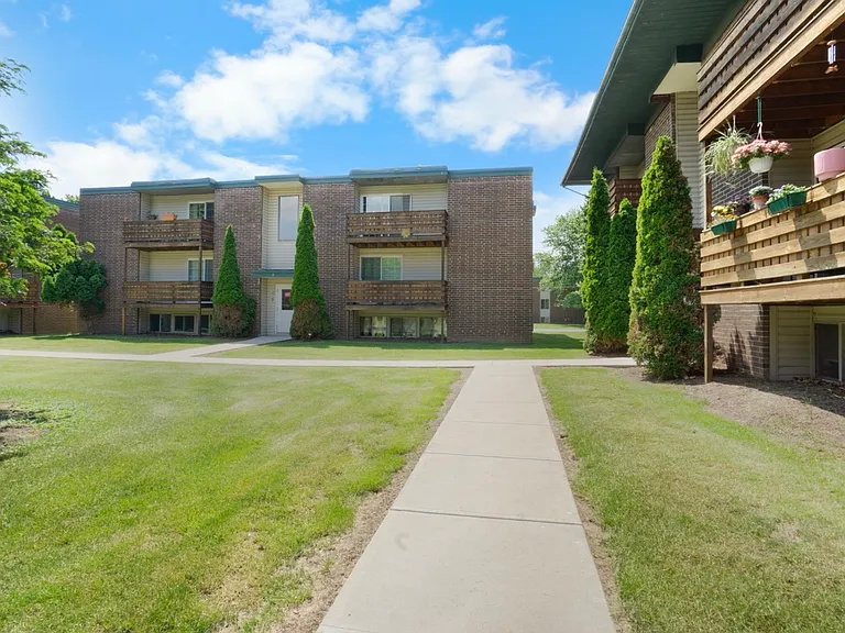Clay Court Apartments — Photo 29