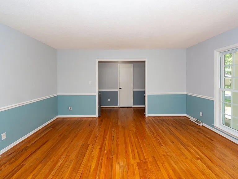 109 Runnymede Ln — Photo 8