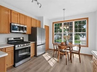 442 Meadowood Ln, Burnsville, MN 55337