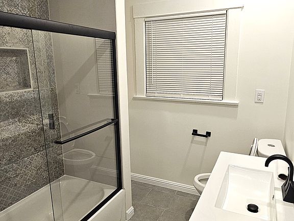 4th image of 961-963 W 42nd St