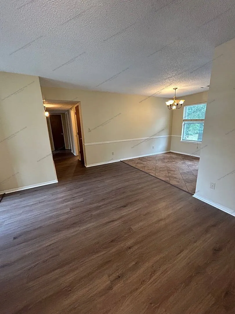3 bed, 2.0 bath, 1141 sqft, $1,250 — Photo 4