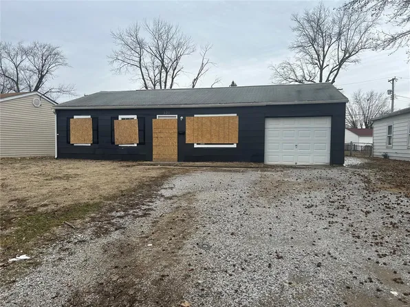 521 Saint Barbara Ln, Cahokia, IL 62206