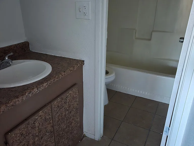Sierra Vista Fountain Apts — Photo 5