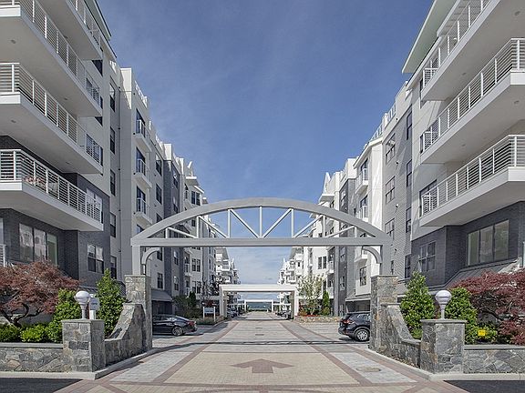 Admirals Cove Boulevard looking toward the Hudson River