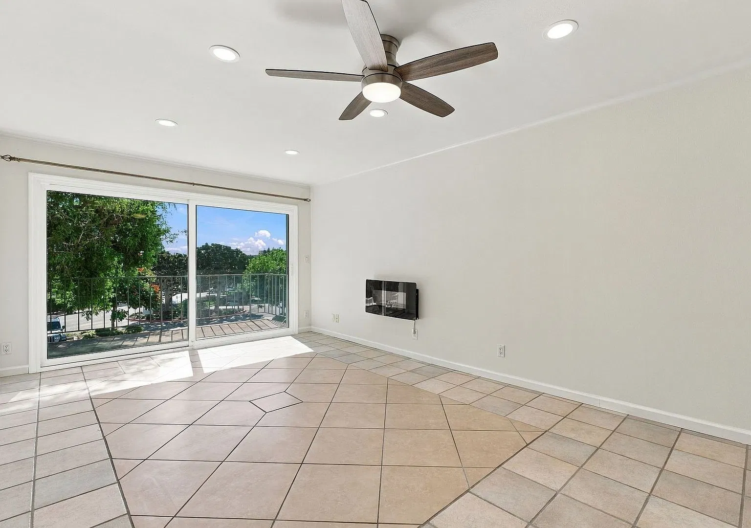 Spacious 1-Bedroom Condo in Versailles — Photo 1