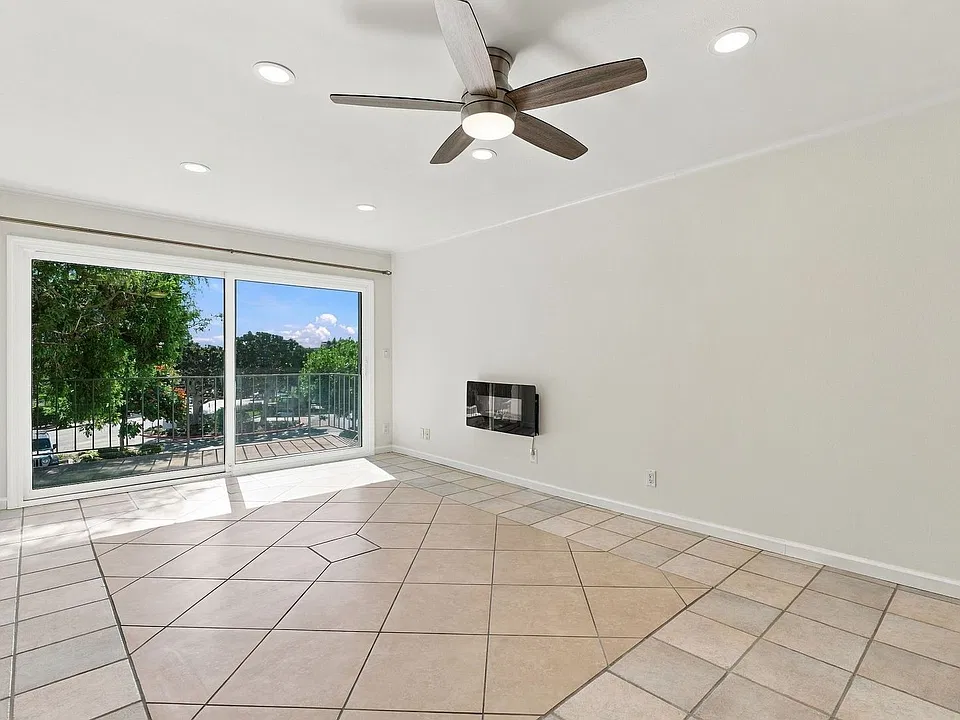 500 Cagney Ln #206