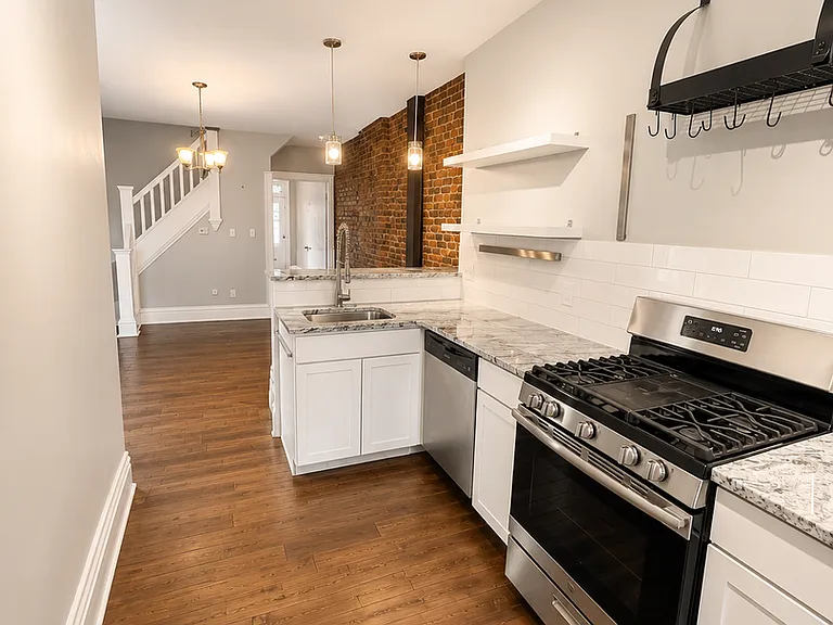 390 E Whittier St — Photo 10