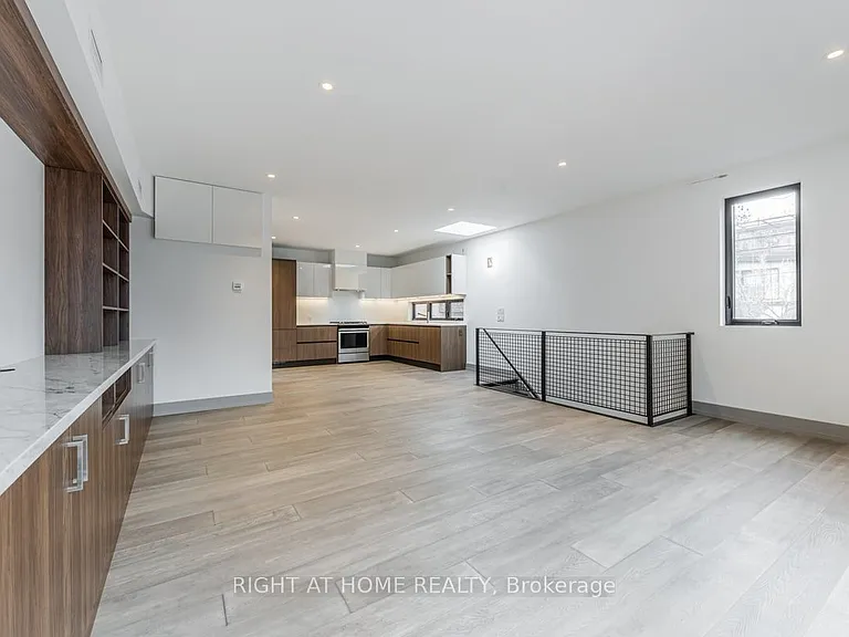 60 Winchester St #LANEWAY — Photo 15