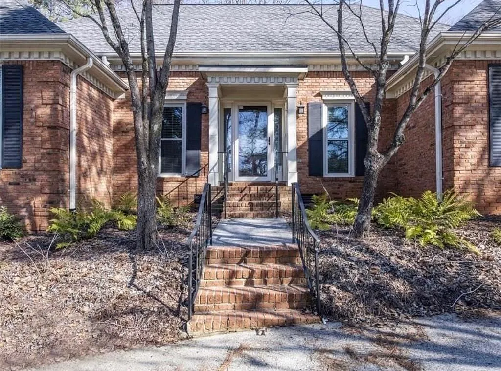 4 bed, 2.5 bath, 2795 sqft, $3,950 — Photo 2
